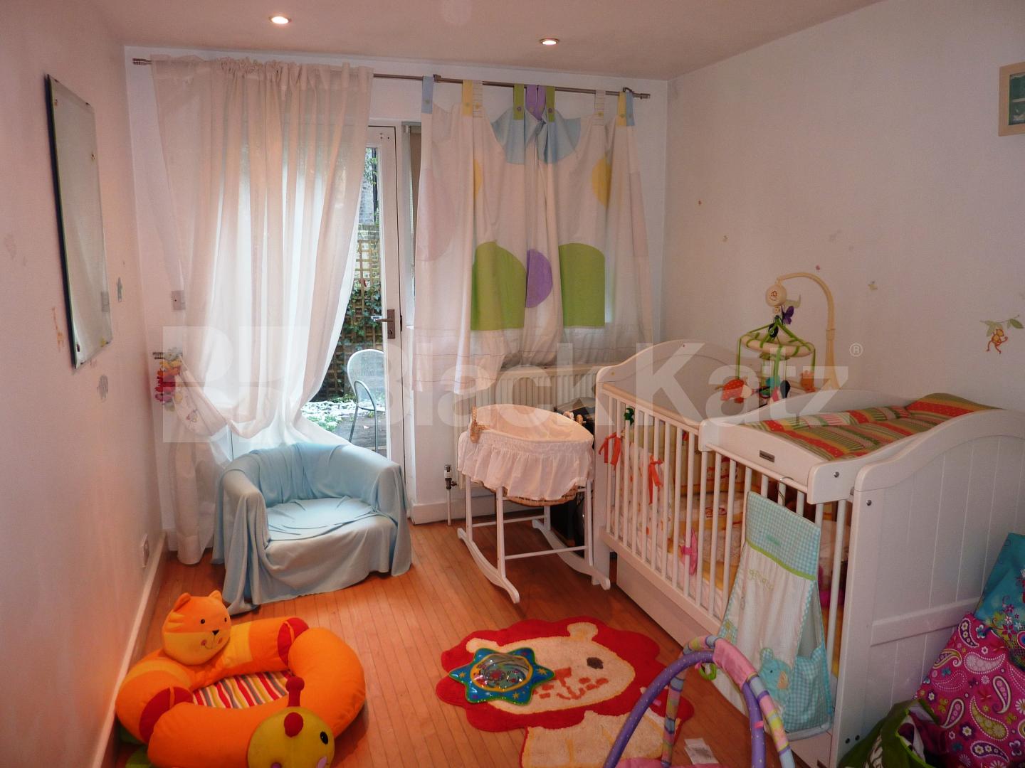 			GARDEN FLAT!, 2 Bedroom, 1 bath, 1 reception Flat			 Marylands Road , MAIDA VALE